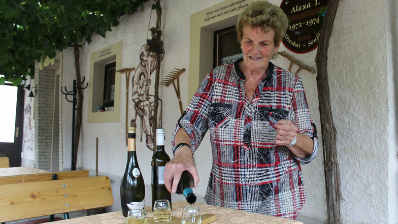 Alexa Raum füllt in ihrer Klarissenklause in Seußlitz drei Gläser für eine Verkostung hiesigen Weines. Zum Wohl!