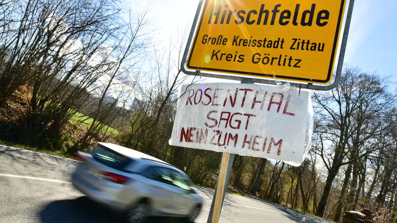 Der Protest gegen das geplante Flüchtlingsheim in der Hirschfelder Ortslage Rosenthal ist an der B99 schon am Ortseingang sichtbar.