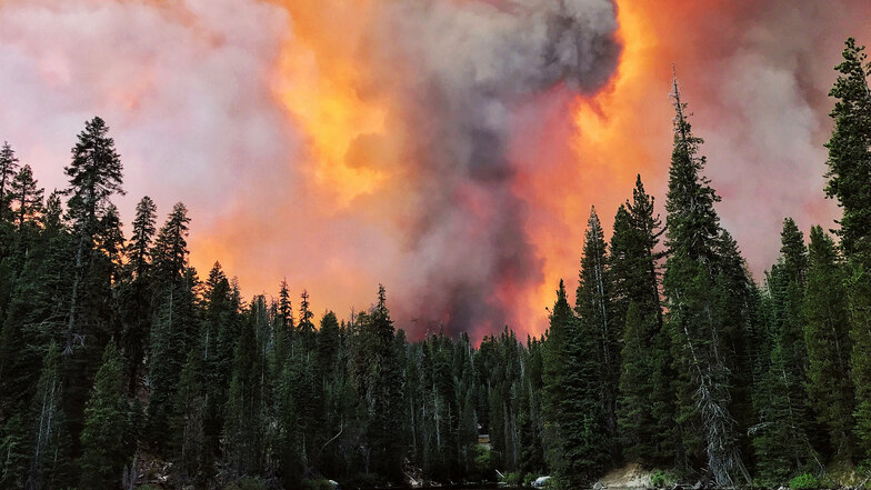 USA, Huntington Lake: Rauch steigt bei einem Waldbrand hinter dem Huntington Lake auf.