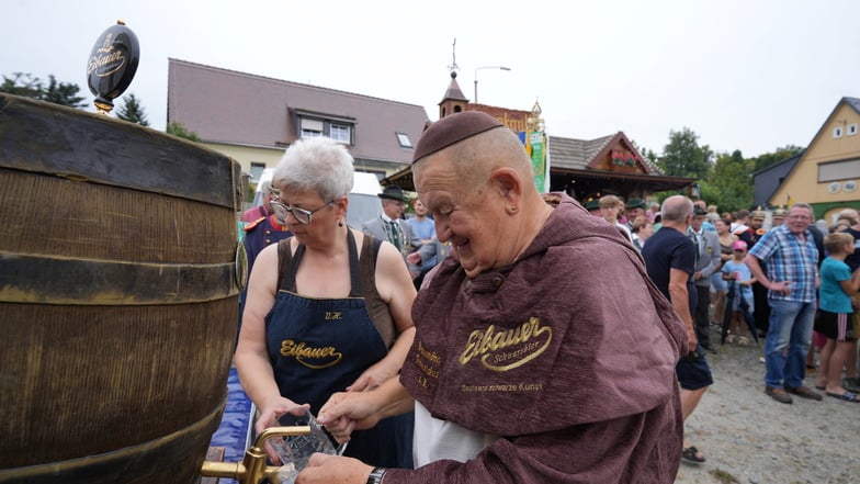 Gemeinsam mit dem Malzmönch hat Bürgermeisterin Verena Hergenröder traditionell das erste Bierfass angestochen.