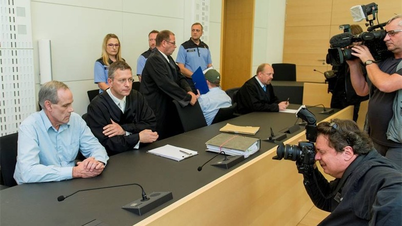 In Dresden sind am Montag die Urteile im Fall Anneli gesprochen worden. Das Foto zteigt die Angeklagten Norbert Klein (l.) und Markus Beisser mit ihren Anwälten.