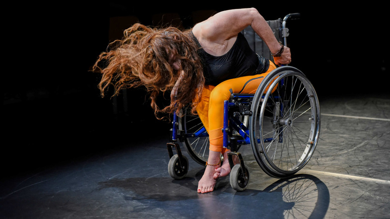 "Every Body Electric" heißt dieses Tanzstück von Doris Uhl. Foto: Peter Empl