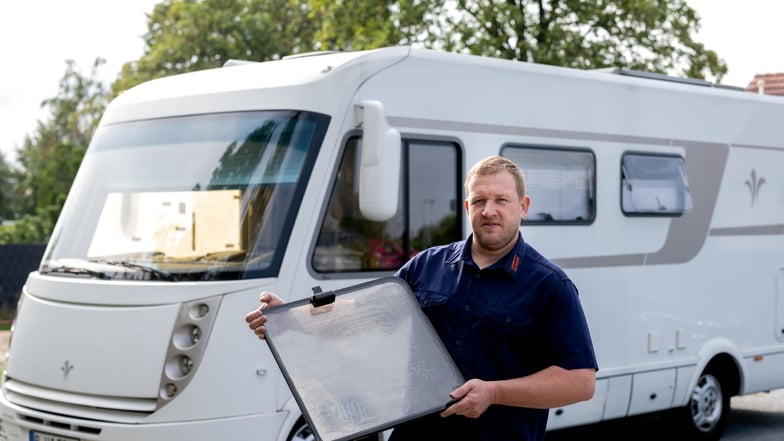 Martin Pötschke mit einem angelaufenen Fenster eines Wohnmobils - ein häufiges Problem.