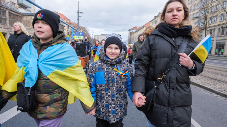 Viktoria Martsenko besucht mit ihrem Sohn Jan (2.v.r.) regelmäßig die Friedens-Demos in Dresden – wie hier am letzten Märzsonntag.