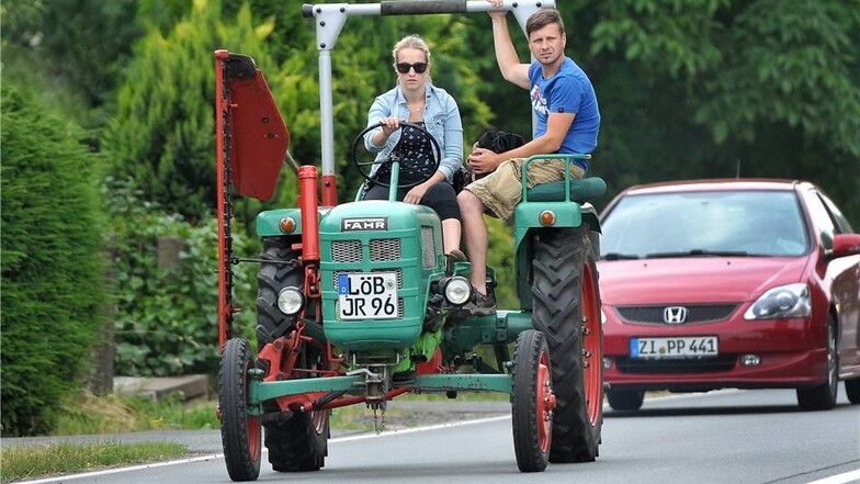 Auch Frauen kommen gut mit einem Traktor klar. Hier erscheint Julia Rixrath aus Obercunnersdorf in Begleitung von Manuel Priese in Strahwalde.
