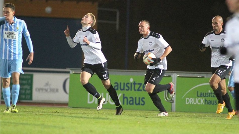 Daniel Frahn (links, Chemnitz) kann es nicht glauben. Daniel Hänsch (2.v.li., Bautzen) hat eben den 1:2 Anschlußtreffer erzielt und feiert