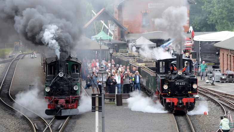 Die Dampflok-Doppel-Ausfahrt im Bahnhof Bertsdorf gehört zu den meist fotografierten Spektakeln bei der Historik Mobil.