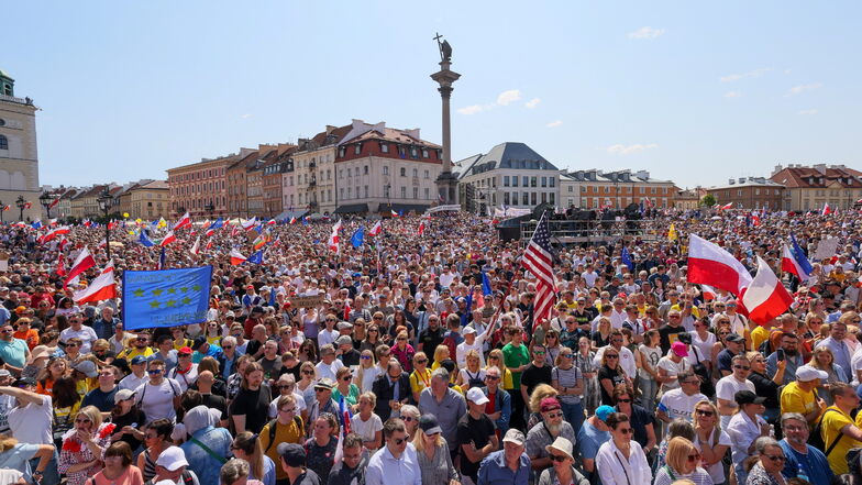 Tausende Menschen versammelten sich am Sonntag in Warschau, um für Demokratie und Freiheit zu demonstrieren.