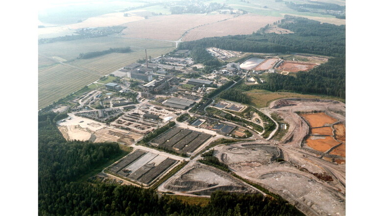 Das Hauptbetriebsgelände der Wismut am Königstein 1991. In der Bildmitte die Becken für Lauge und Uranlösung. Dieser Bereich soll demnächst verschwinden.