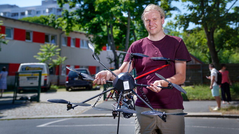 Die Drohne soll Dresdner Kinder vor der Hitze schützen, Experte Jakob Maercker steuert sie.