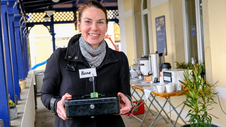 Kasse des Vertrauens in Radebeul-West: Am Elberadweg hat Mandy Hähnel an ihrem Restaurant „Dampfschiff“ eine Anlegestelle zur Selbstbedienung geschaffen. Es gibt Getränke und hausgemachte Suppen in verschlossenen Behältern.