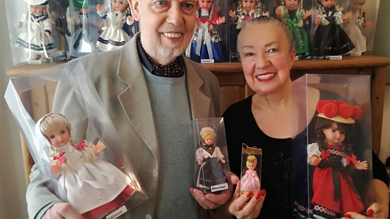 Renate und Ulrich Wiegand haben Trachtenpuppen in einer Manufaktur hergestellt. Jetzt stellen sie einen Großteil im Spielzeugmuseum Görlitz aus.