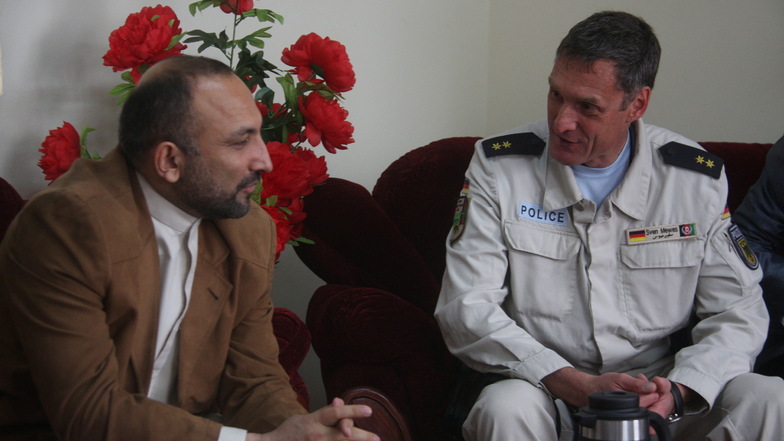 Sven Mewes im Gespräch mit einem afghanischen Verantwortlichen: Zwei Jahre lang war der Görlitzer Stabschef der Polizeidirektion in Kundus.