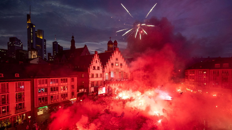 Der Frankfurter Römerberg beim Empfang des Europa-League-Siegers am Donnerstagabend.