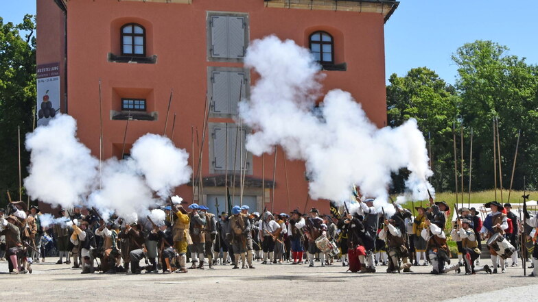 Über 300 Hobbyakteure stellen an diesem Wochenende den Schwedensturm auf die Festung Königstein nach.