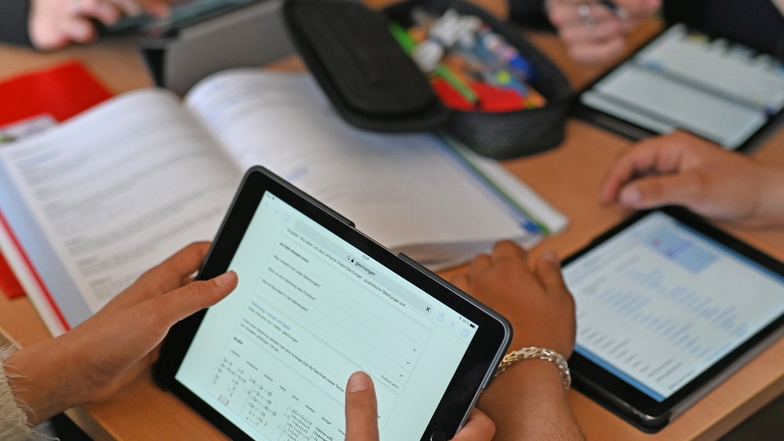 Für den digitalen Unterricht werden Lehrkräfte mit Tablets und Laptops ausgestattet.