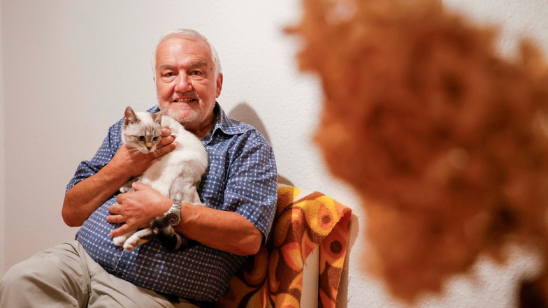 Der Vorsitzende des landkreisweit tätigen Tierschutzvereins Armin Krake mit Sorgenkätzchen Sweety. Das schwer verletzte Tier war erst kürzlich mit Spendengeldern in Dresden operiert worden.