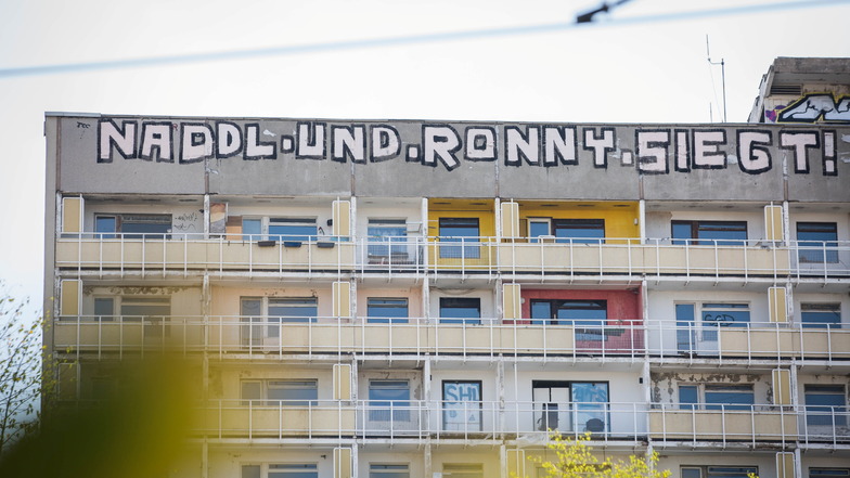 Der Schriftzug "Naddl und Ronny siegt" stand auch am Hochhaus Pirnaischer Platz.