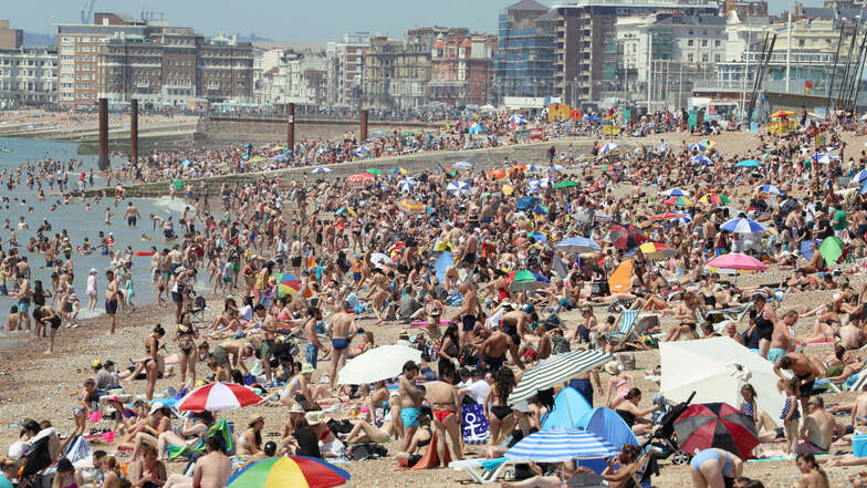 Großbritannien, Brighton: Menschenmengen halten sich am Strand des Seebades auf. Trotz Corona-Pandemie sind Zehntausende Briten an die Küsten im Süden ihres Landes gestürmt.