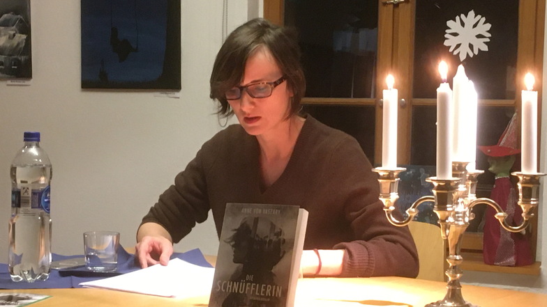 Anne von Vaszary bei ihrer ersten Lesung 2020 in der Bücherei Großenhain.