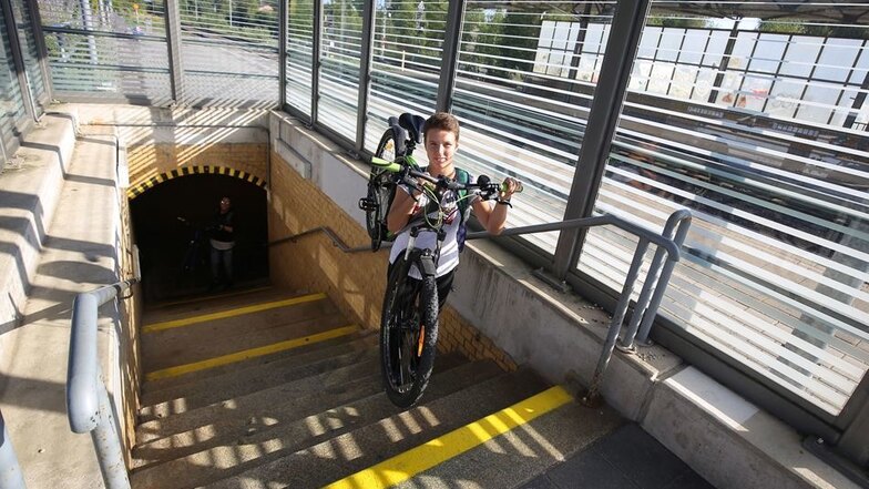 Auch für Fahrradfahrer ist die Unterführung unangenehm. Vivien Karrasch aus Fischbach schleppt ihr Fahrrad auf der Schulter die zahlreichen Treppen hinauf.
