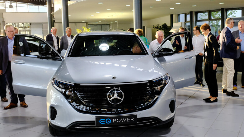 Stand im Mittelpunkt des Interesses bei einer Präsentation im Autohaus Widmann vor BVMW-Mitgliedern: Der neue EQC und damit erste vollelektrische Mercedes.