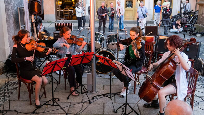 Das Streichquartett aus Mathilda Nedo, Johanna Domsgen, Hanna Reimann und Sophia Zinnow (v. li.) spielten ein Arrangement von "Viva La Vida" von David Garrett.