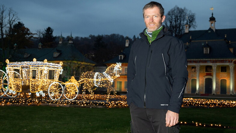 Ingo Bochert ist der technische Leiter des Christmas Gardens in Pillnitz. Hinter ihm im Lustgarten ist die Kutsche mit Pferd zu sehen, eine Neuheit im Lichterspektakel.
