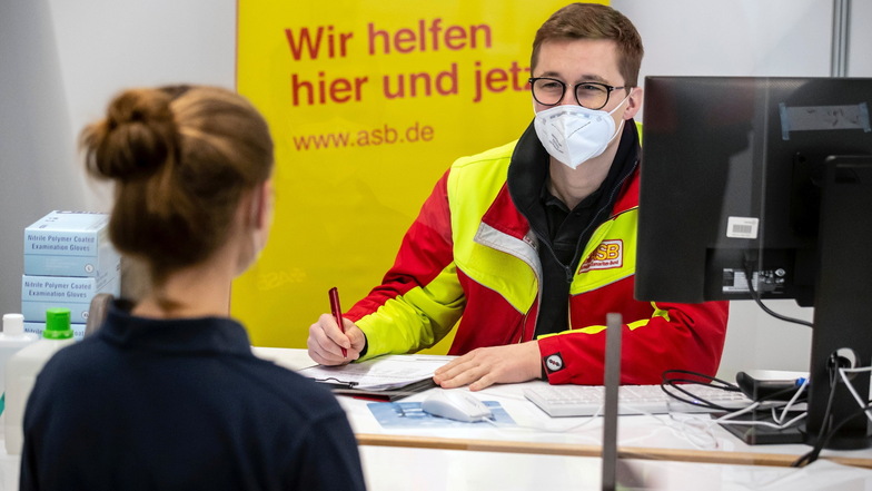 Der ASB betreibt momentan sieben mobile Impfteams, zudem ist ein großer Impfstützpunkt des ASB Riesa in Großenhain mit 20 Mitarbeitenden im Aufbau.