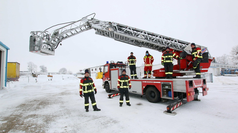 Das neue Feuerwehrfahrzeug ist in Leisnig angekommen. Die Leiter kann bis auf 30 Meter Höhe ausgefahren werden. Dafür und für diverse andere Technik gab’s eine Einweisung von einem Oschatzer Kameraden.