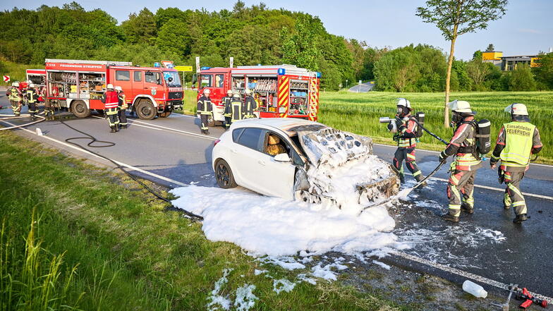 Feuerwehrleute haben den brennenden Opel Astra auf der B172 nahe Struppen-Siedlung gelöscht. Alarmiert wurde bis nach Sebnitz.