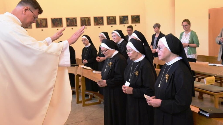 Pfarrer Roland Elsner segnete in der Kapelle des Malteser-Krankenhauses St. Carolus die Schwestern, die schon seit 60 Jahren in Görlitz sind.