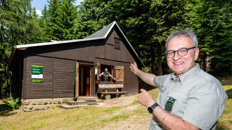 Hüttenwart Jens Dzikowski gibt "Willy's Ruh" frei. Er ist fast täglich am Forststeig unterwegs und kontrolliert die Biwaks und Trekkinghütten.