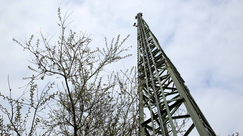 Noch steht der alte Turm auf dem Gelände von Sachsen-Energie in Großröhrsdorf. Der geplante neue Mast wird etwas größer sein.