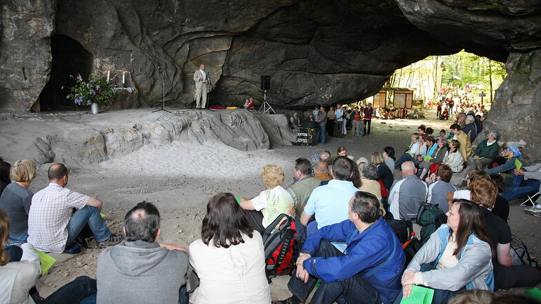 Der Berggottesdienst in der Kuhstallhöhle auf dem Neuen Wildenstein hat schon Tradition.