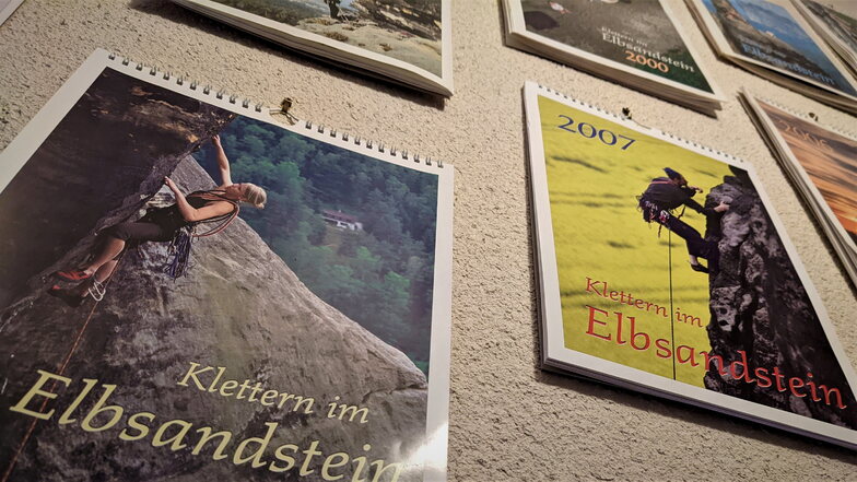 Als Verleger produziert Mike Jäger jährlich einen Fotokalender mit Klettergeschichten aus dem Elbsandsteingebirge. Hier die Galerie im Treppenaufgang seines Schmilkaer Hauses.