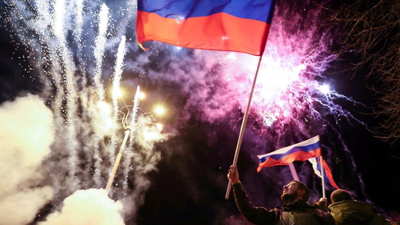 Einwohner von Donezk feiern Anerkennung der Unabhängigkeit der Separatistengebiete in der Ostukraine durch Russland.