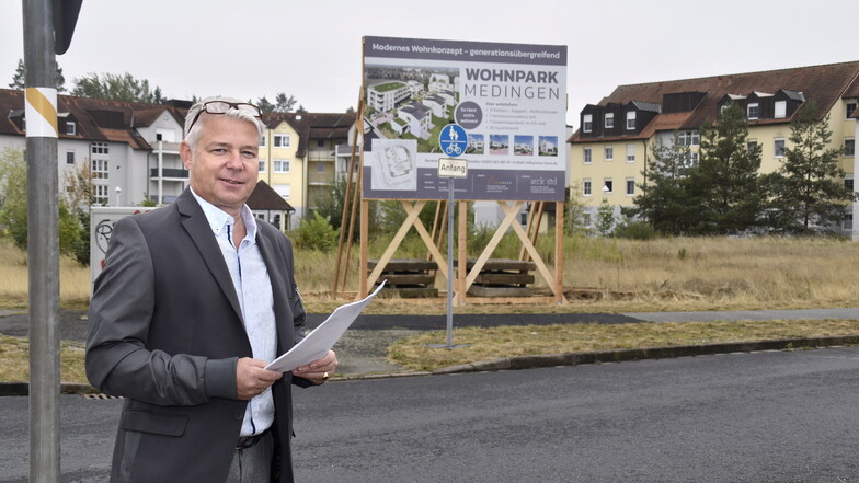 Henryk Borchers, Geschäftsführer der Viva Massivhaus GmbH, investiert in den neuen Wohnbaustandort in Medingen.
