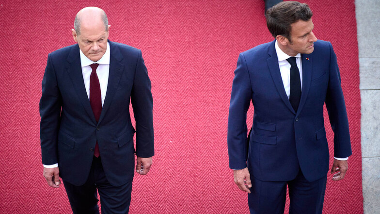 Gemeinsam oder nebenher? Bundeskanzler Olaf Scholz begrüßt den französischen Präsidenten Emmanuel Macron am 09.05.2022 mit militärischen Ehren im Bundeskanzleramt in Berlin.