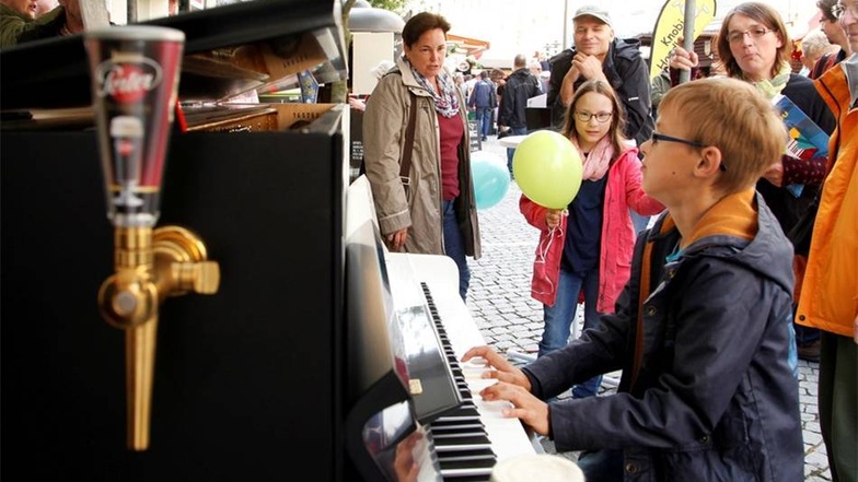 Die Löbauer Piano-Fabrik August Förster ist mit einem echten KlaBier dabei - und jeder darf drauf spielen.