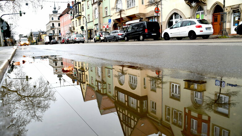 Zu den Fluten 2002 und 2013 stand die Österreicher Straße unter Wasser - die Schäden sollten längst beseitigt sein. Bei Regen sammeln sich große Pfützen auf der Fahrbahn.
