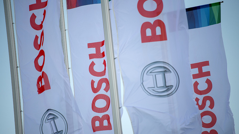 Der Technologiekonzern Bosch baut angesichts der Chipkrise die eigene Halbleiterfertigung aus. Die Firma will insgesamt 250 Millionen Euro mehr investieren.
