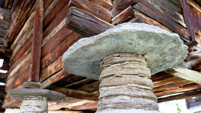 Typisch Wallis, die Steinplatten sollen das Eindringen von Ratten und Mäusen verhindern.