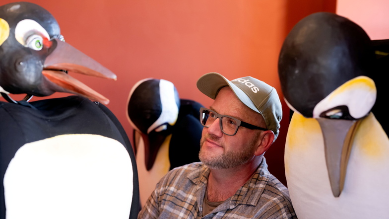Tim Heilmann, der neue Leiter des Puppentheaters am Deutsch-Sorbischen Volkstheater, zwischen den drei Pinguinen, welche die Hauptrollen in „An der Arche um Acht“ spielen. Das Stück ist das erste, bei dem der 46-Jährige in Bautzen Regie führt.