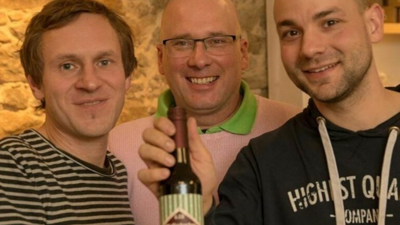 Drei Männer, ein Bier und eine große Freude: Auf einer Messe in Lyon holte das von Pfefferküchler Jens Förster, Ideengeber Axel Schneider und Braumeister Tobias Frenzel (v.l.) gemeinsam entwickelte Pfefferkuchenbier eine Goldmedaille.