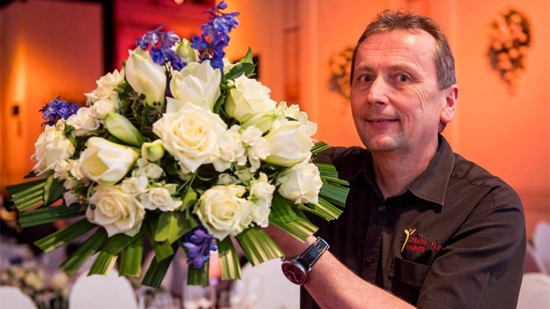 Einer der Floristen richtet am Freitagnachmittag die Blumengestecke in der Semperoper.