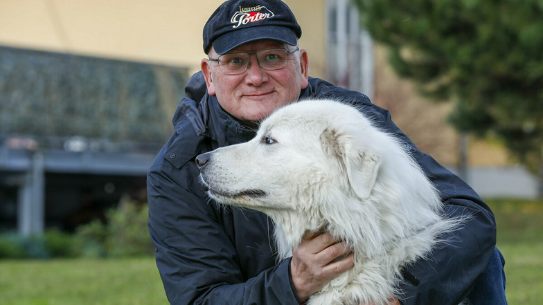 Eine Runde mit seinem Hund strengt Bergquell-Chef Steffen Dittmar momentan noch ein bisschen mehr an als sonst: Nach einer Corona-Erkrankung muss er wieder richtig zu Kräften kommen.