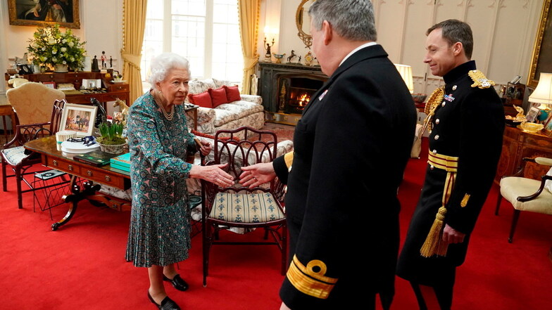 "Kann mich nicht rühren": Queen hat Gehbeschwerden