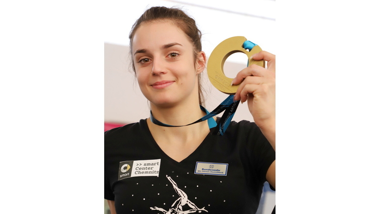 Nach der WM 2017 präsentierte Pauline Schäfer als Weltmeisterin am Balken ihre Goldmedaille.