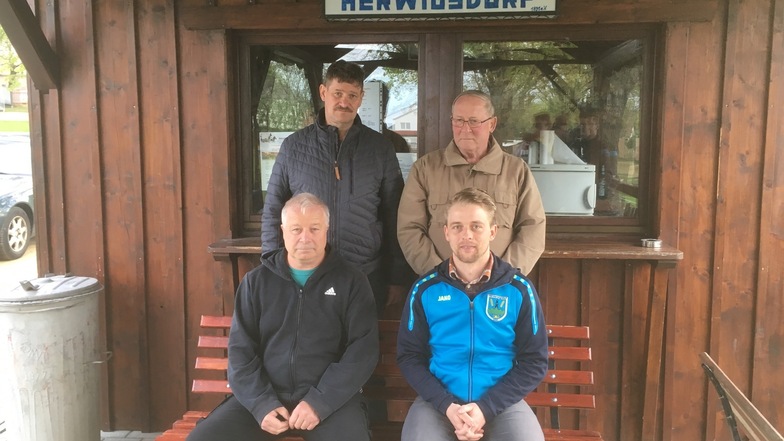 Die Gemeinderatskandidaten des TSV Herwigsdorf: Walther Steffen (v.l.), Lars Grolms (v.r.), Uwe Neumann (h.l.) und Dietmar Plociennik.